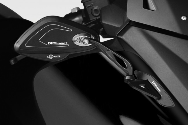 - 100% Made in Italy DPM Race R-0835 - Visserie et Lumière LED Inclus Kit Support de Plaque dImmatriculation Réglable Accessoires De Pretto Moto TMAX 2017/19
